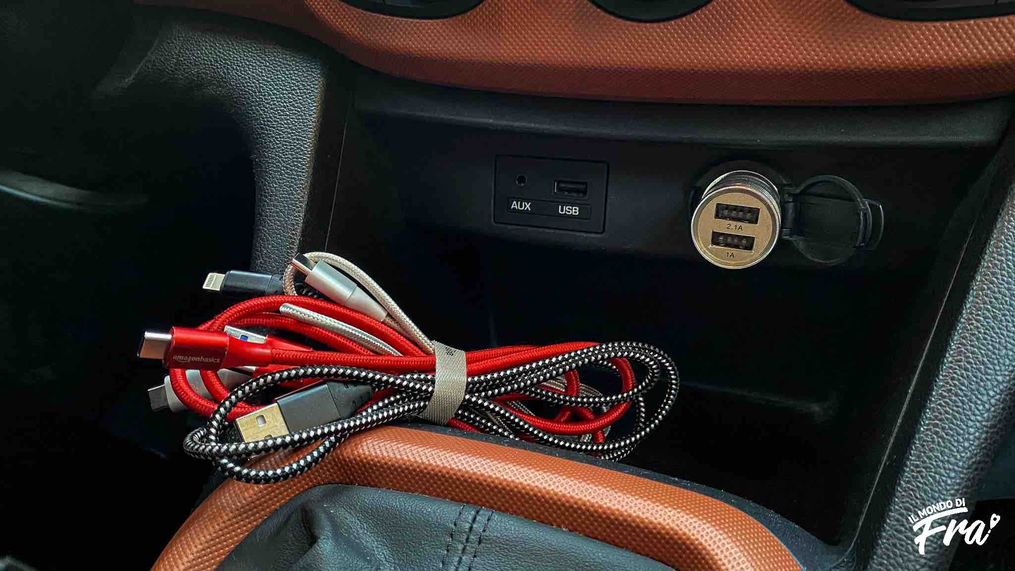 10 cose utili che non possono mancare in auto